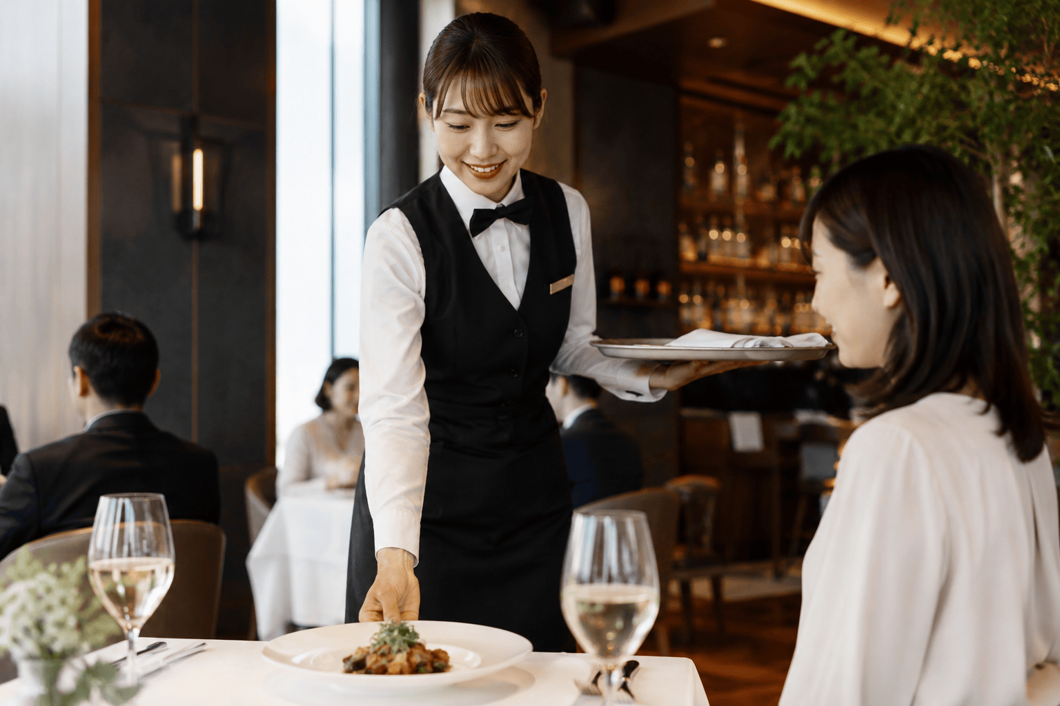 レストラン現場でサービスを行う様子
